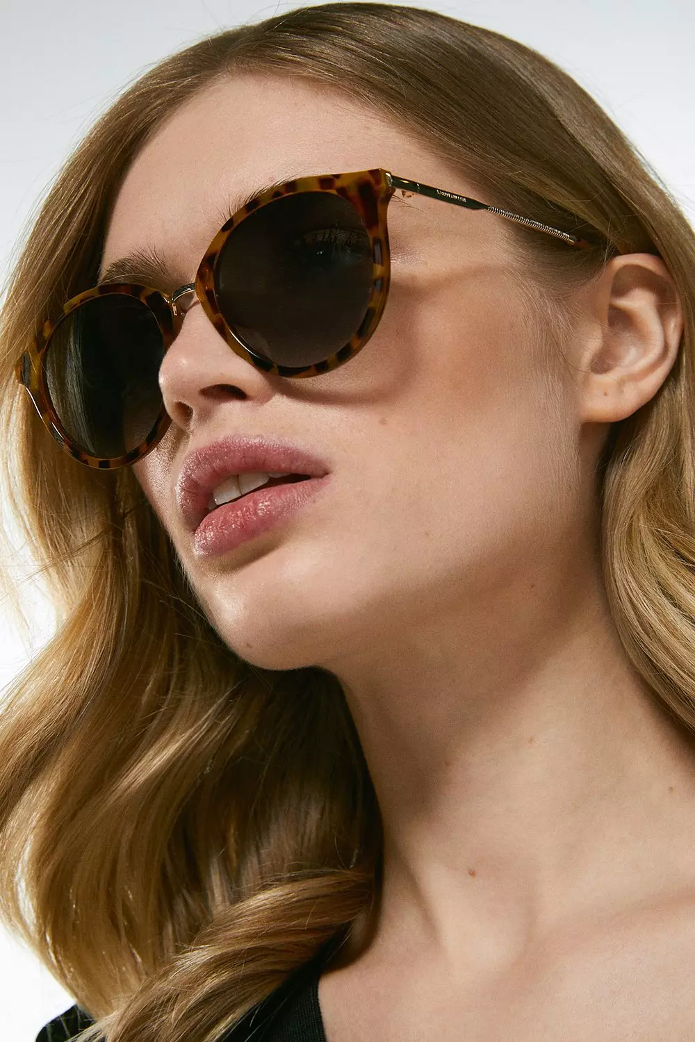 Sunglasses with metal bridge top