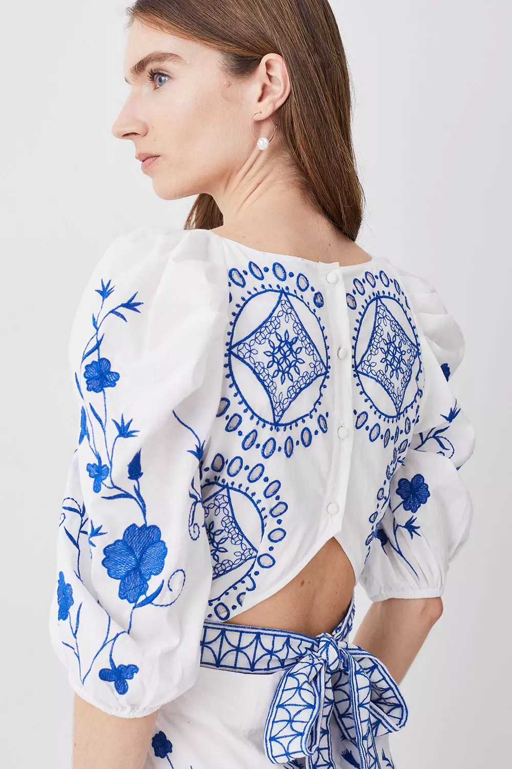 【KAREN MILLEN】刺繍アップリケクレープホルター織り ドレス Ombre Floral Cowl Front Woven Top | Karen Millen
