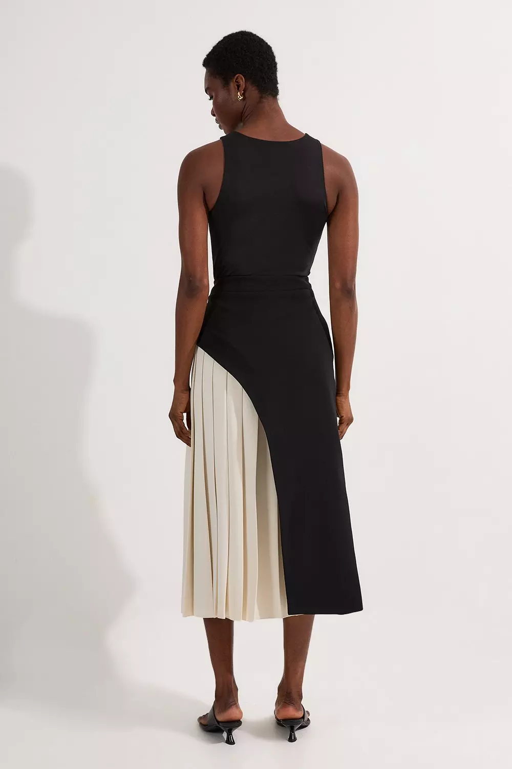 【KAREN MILLEN】コットン ブロデリー マキシ スカート Tailored Buckle Detail Pleated Midi Skirt | Karen Millen
