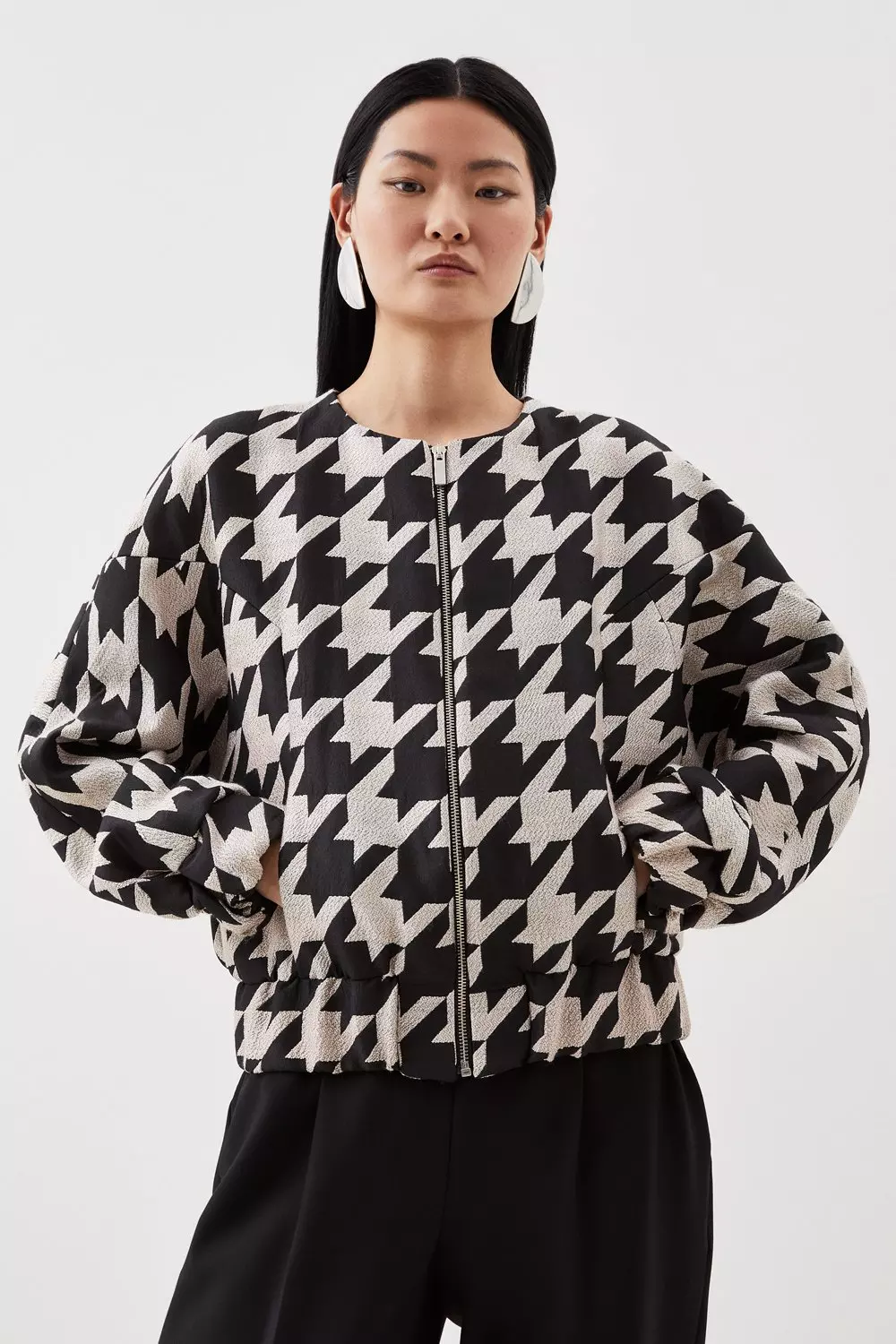 bkk14285_mono_xl?$
