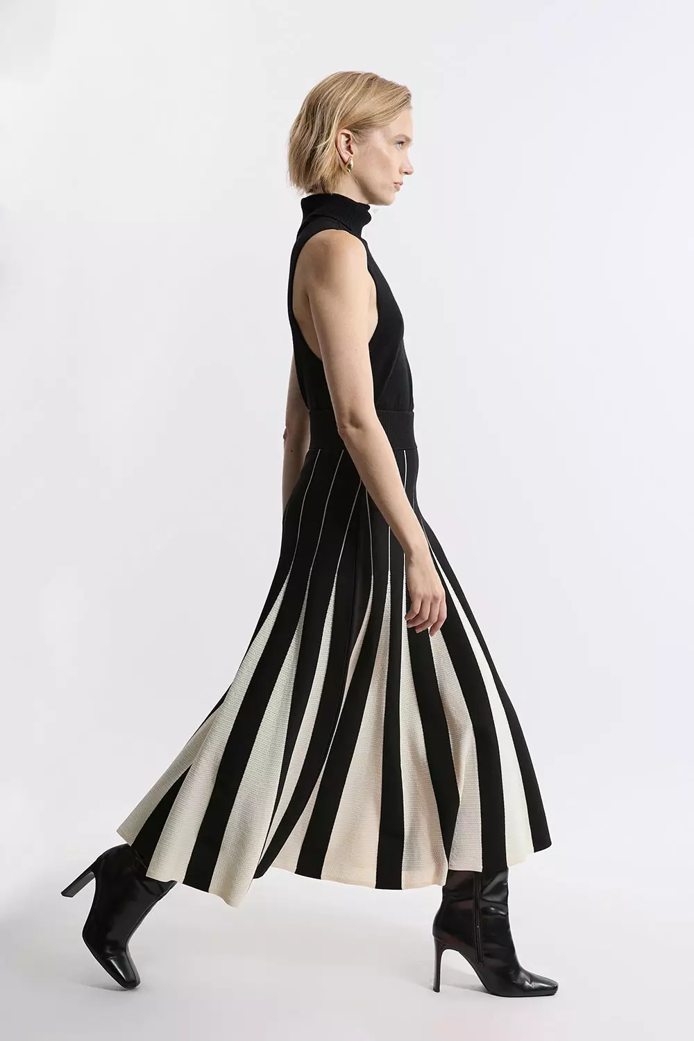 Mono Pointelle Knit Color Blocked Pleated Skirt alternative image