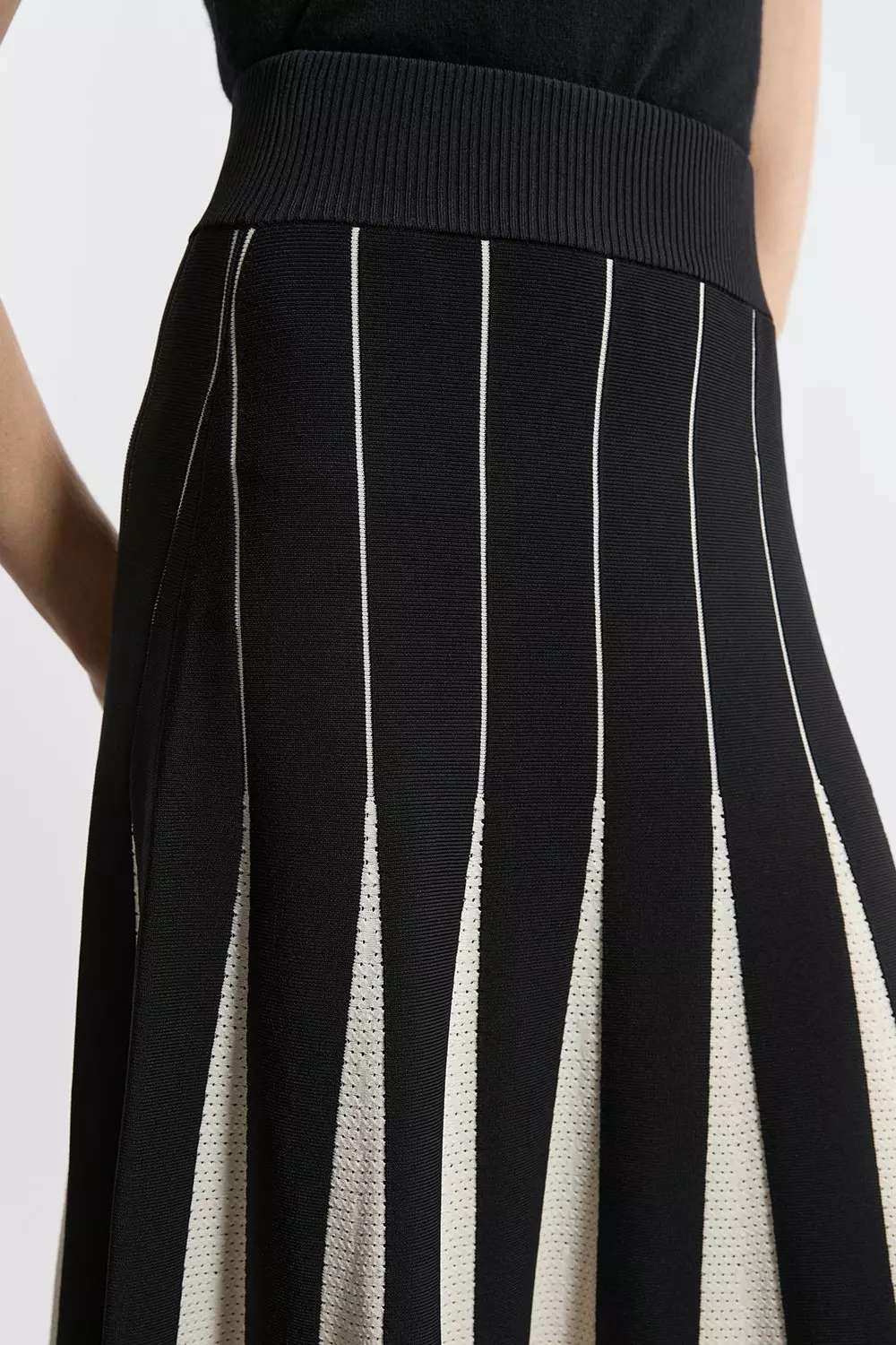 Mono Pointelle Knit Color Blocked Pleated Skirt alternative image