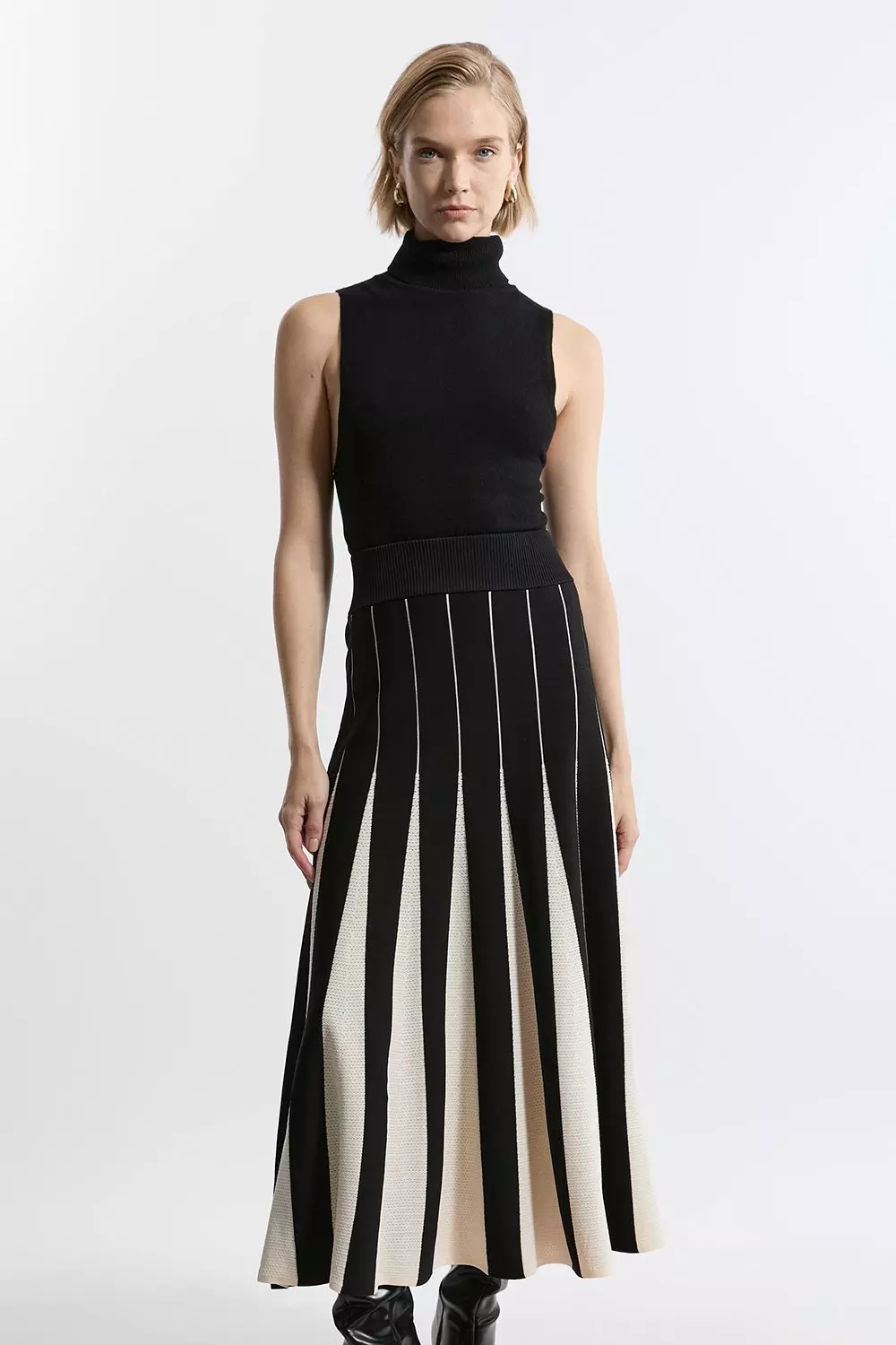 Mono Pointelle Knit Color Blocked Pleated Skirt alternative image