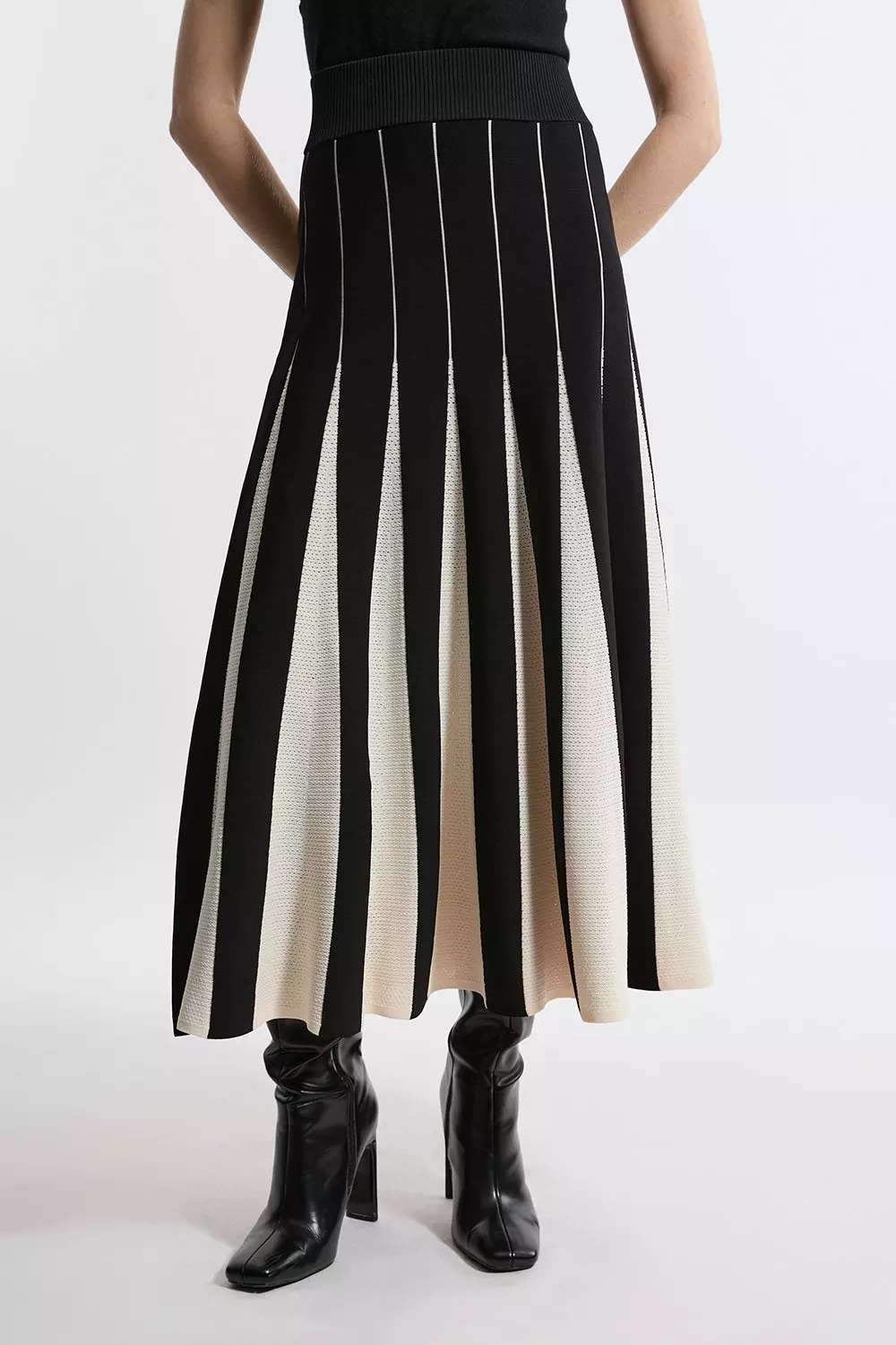 Mono Pointelle Knit Color Blocked Pleated Skirt alternative image