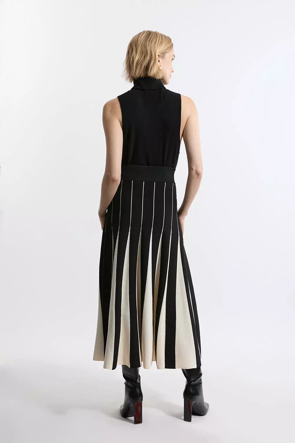 Mono Pointelle Knit Color Blocked Pleated Skirt alternative image