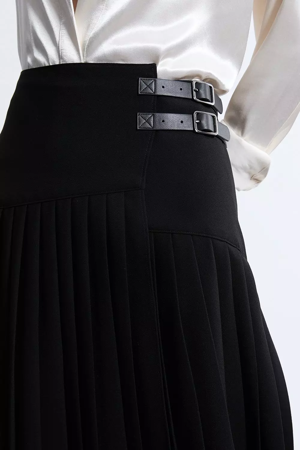 Black Tailored Crepe Pleated Buckle Detailed Maxi Skirt alternative image