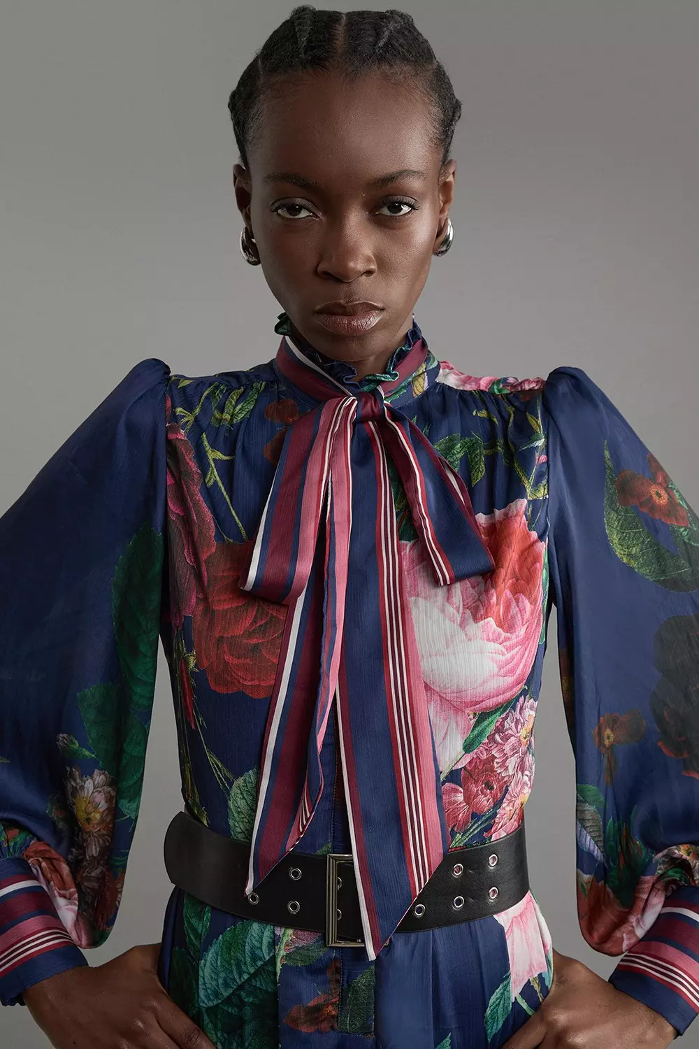 KAREN MILLEN 日本未入荷 薔薇 ハイネック バルーン袖 刺繍 Floral Satin Woven Shirt | Karen Millen