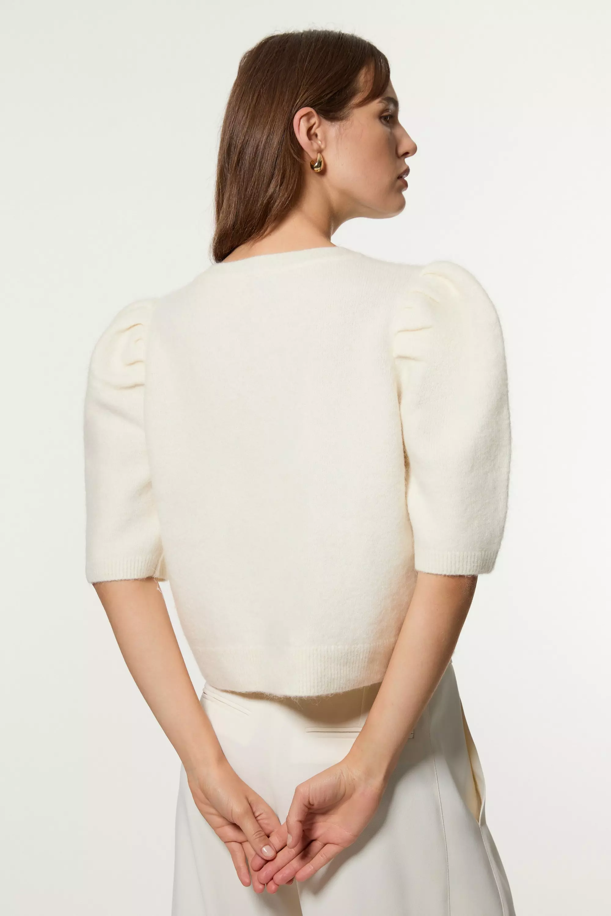 fika.Pompom crew neck knit アイボリー Cable-knit Pointelle Sweater With Popcorn Flowers For Women