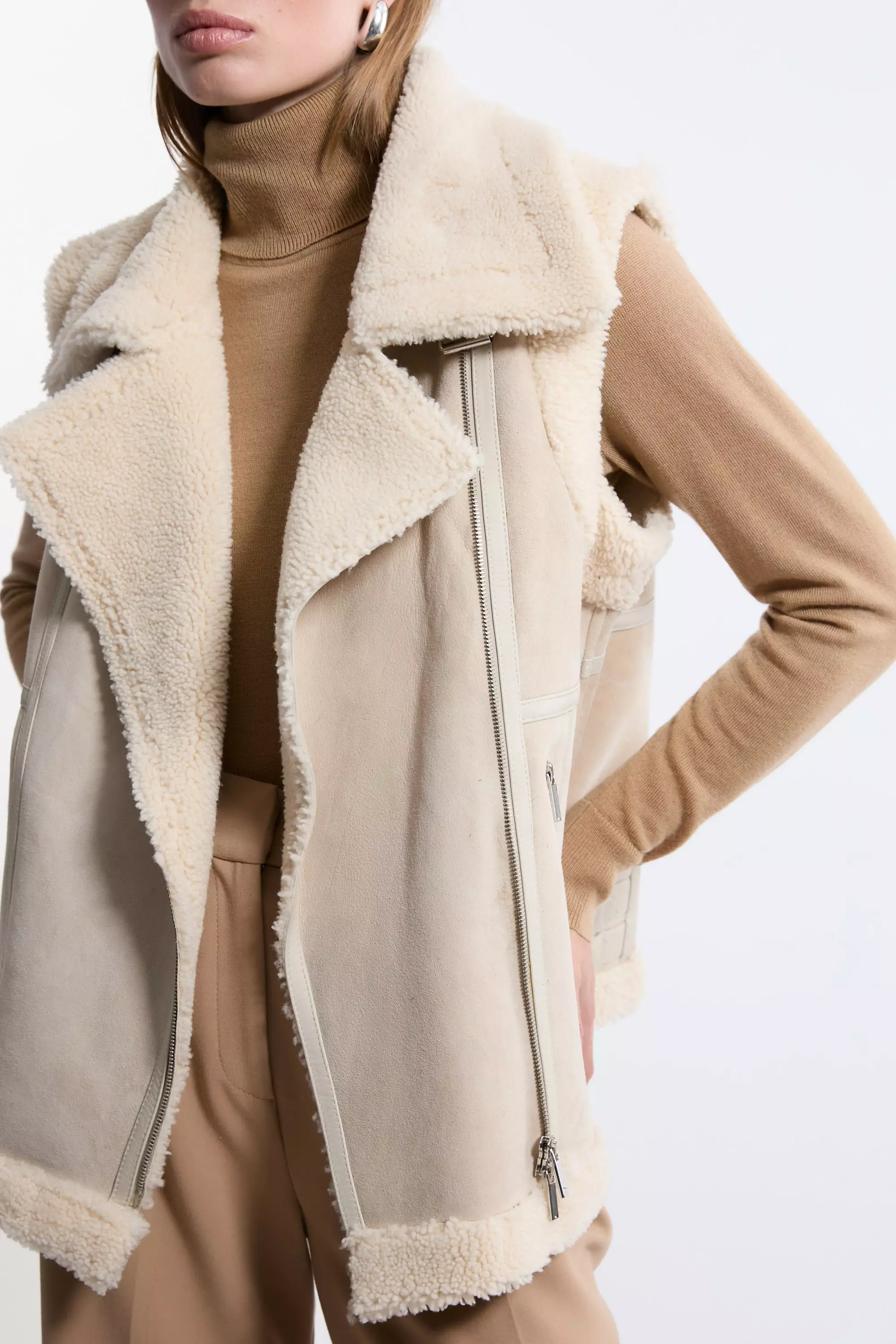 ESMOK A line fur vest beige 新品タグ付き Mink Short Coat with Sable Trim, Short Sleeves