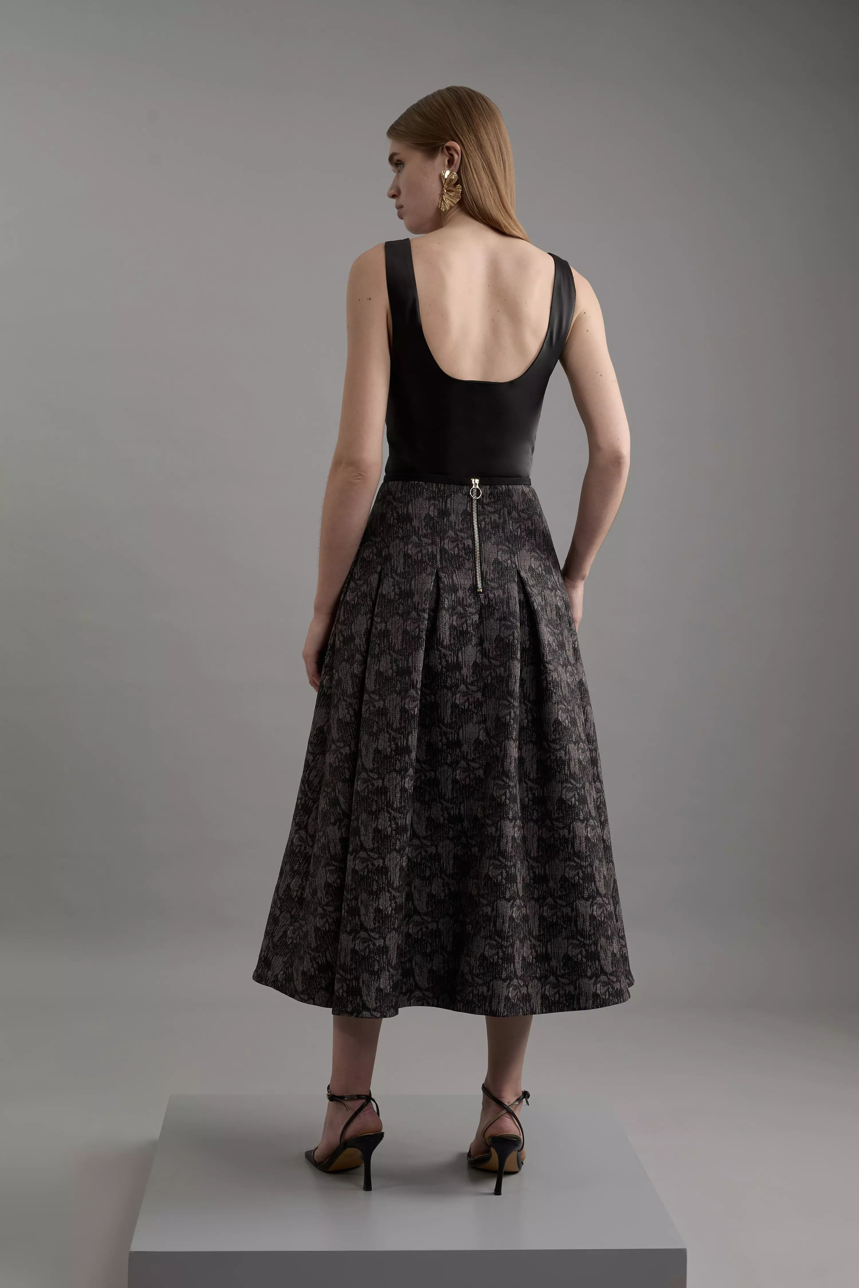 スカート BLACK AND GREY SKIRT Grey Denim Maxi Skirt with Pleated Detail | Petit Rack