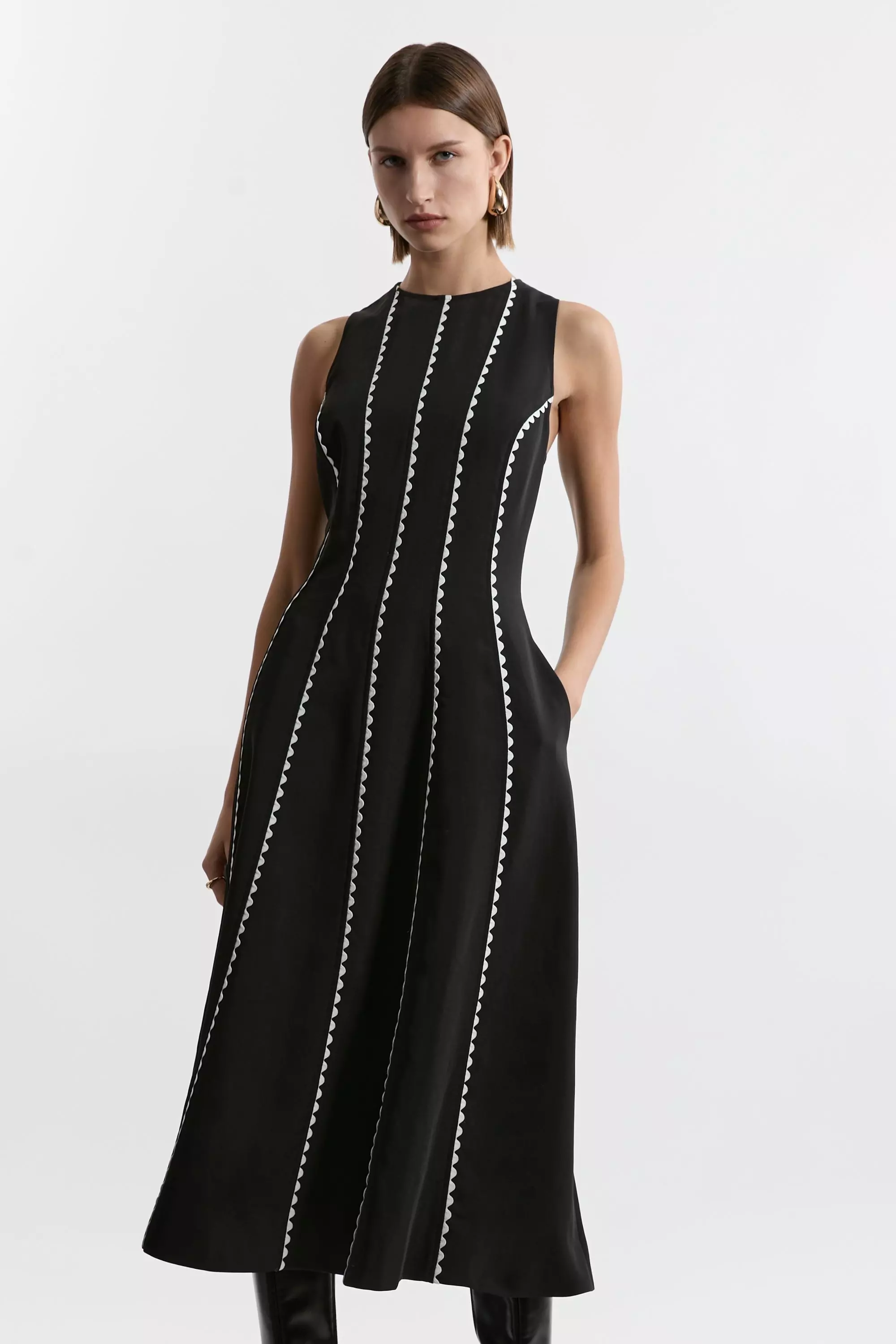 Mono Petite Scallop Trim Panelled Crepe Maxi Dress alternative image