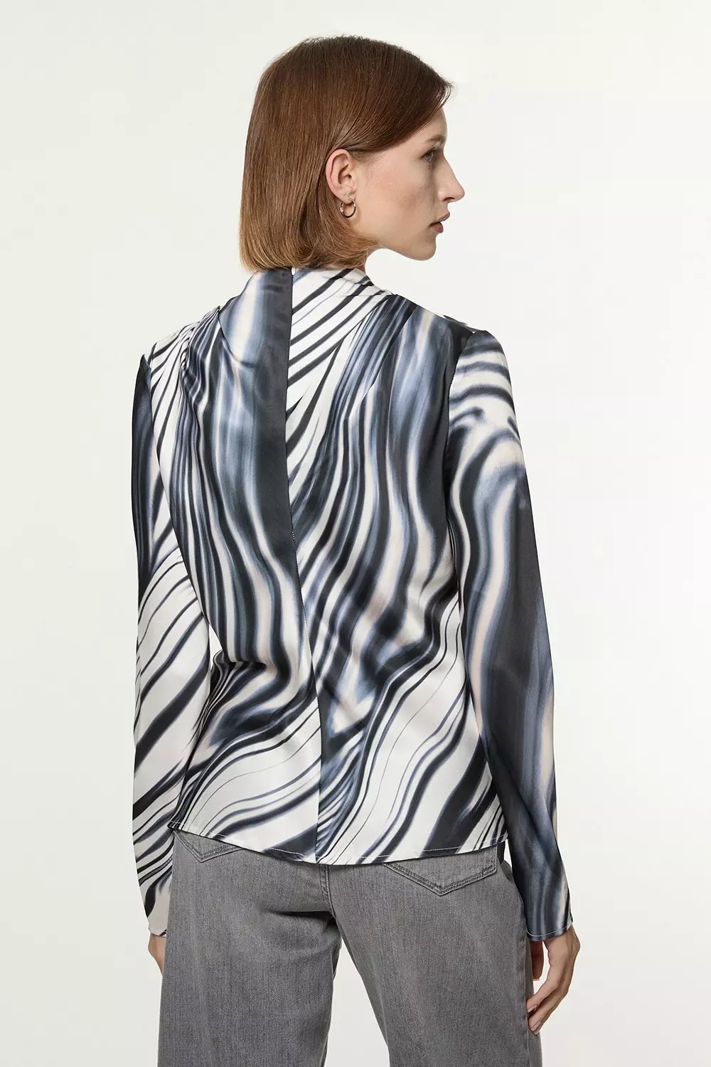 メゾンスペシャル　Multiway Taffeta Blouse Printed V-Neck Pleated Kelly Blouse