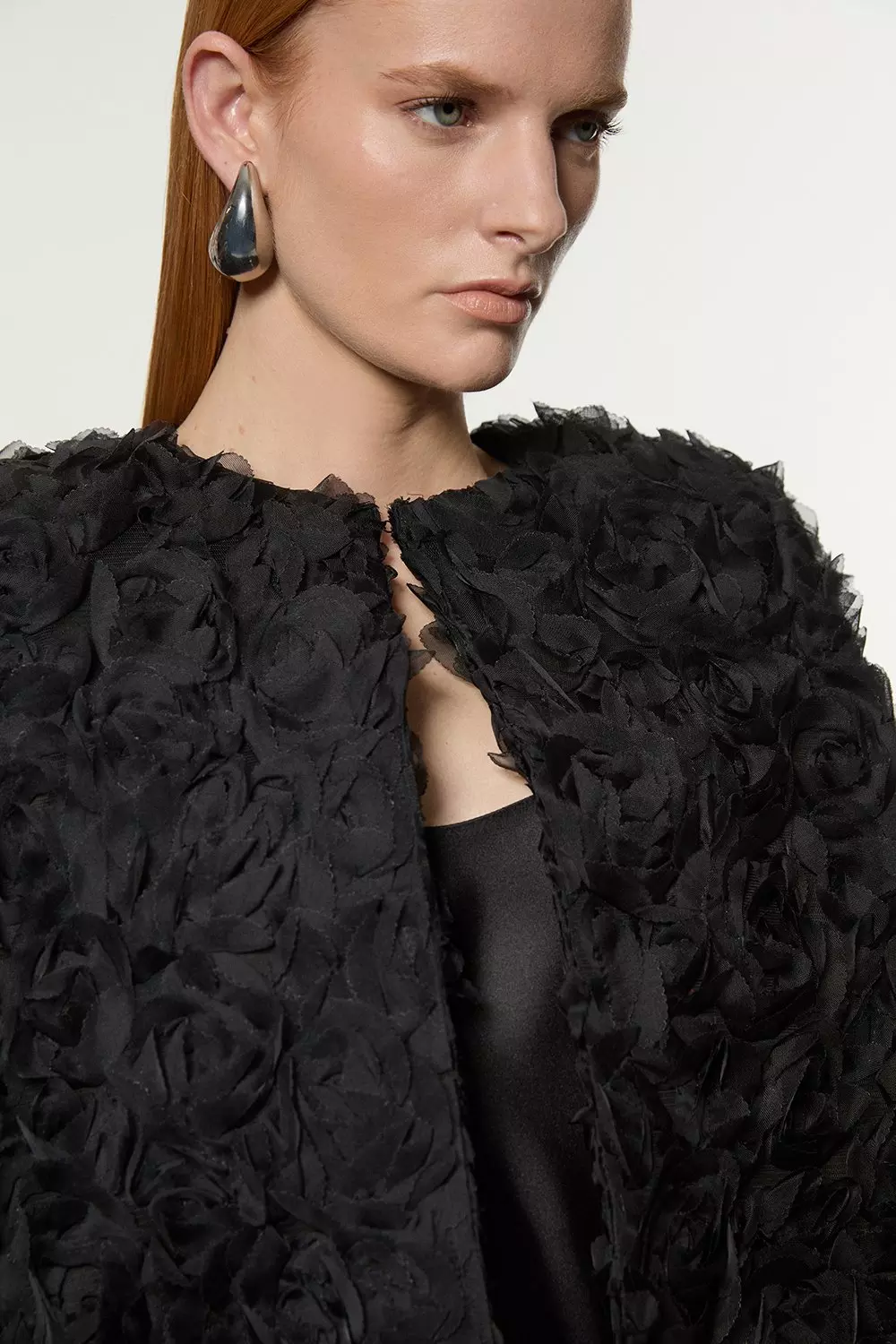 KAREN MILLEN☆Textured Rosette Woven Cape 2色【UK発】 Textured Rosette Woven Cropped Cape | Karen Millen