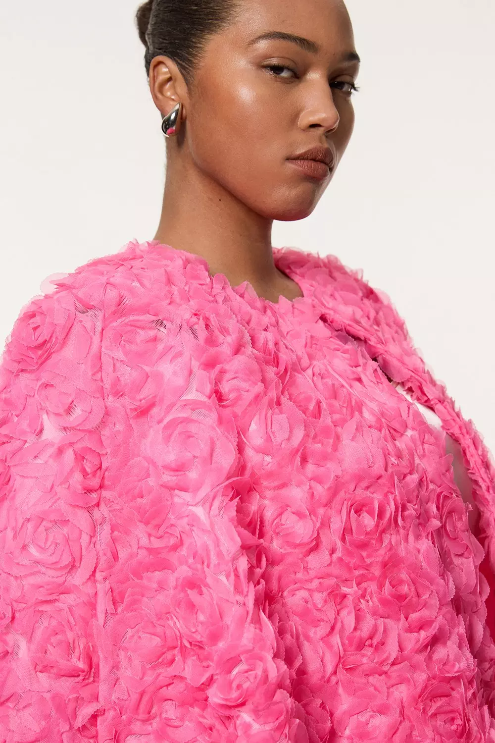 人気【Karen Millen】Rosette テクスチャー ロゼット ケープ 2色 Plus Size Textured Rosette Woven Cropped Cape | Karen Millen