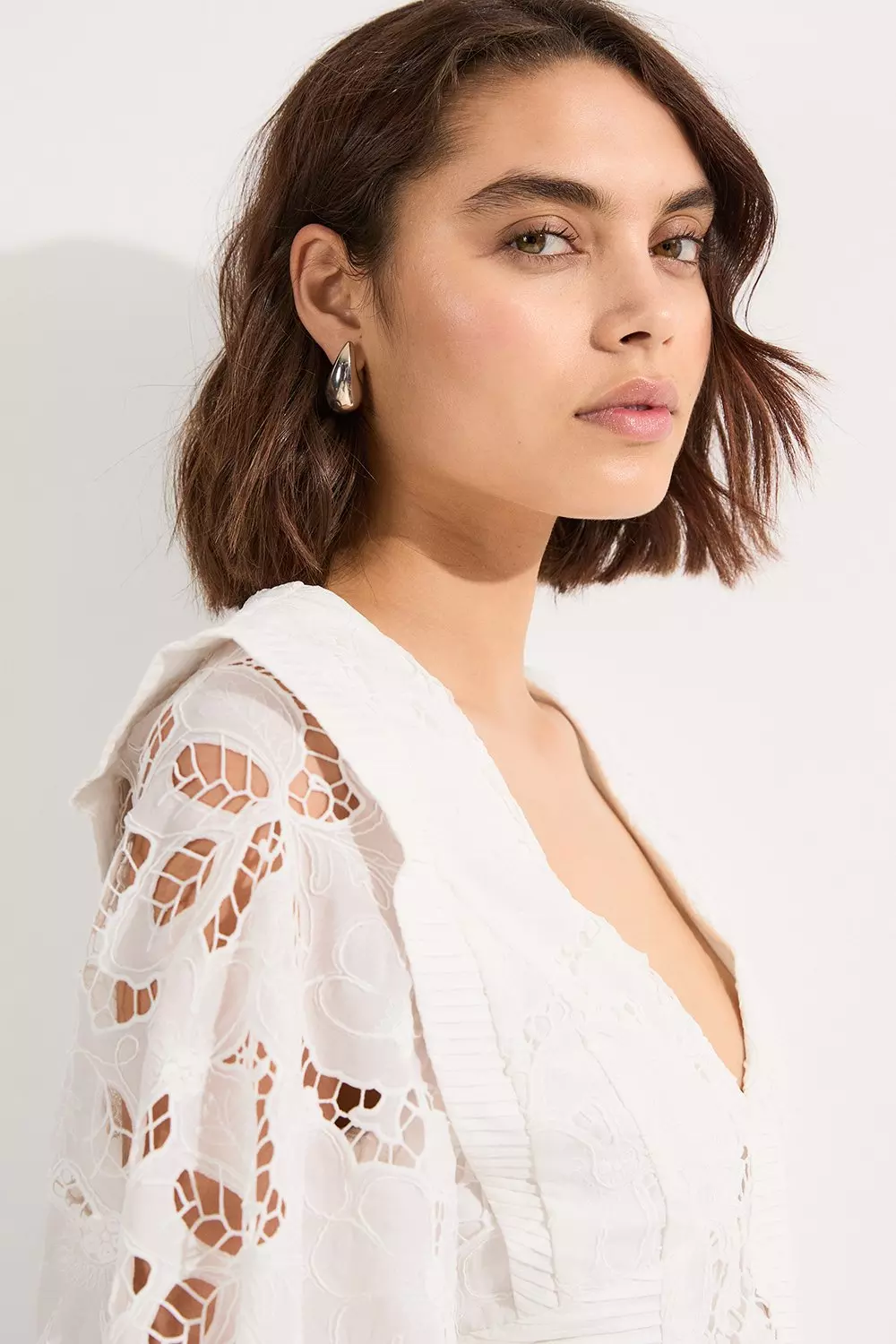【KAREN MILLEN】カットワークドラマスリーブ織りミニドレス Cutwork Eyelet Drama Sleeve Woven Mini Dress | Karen Millen