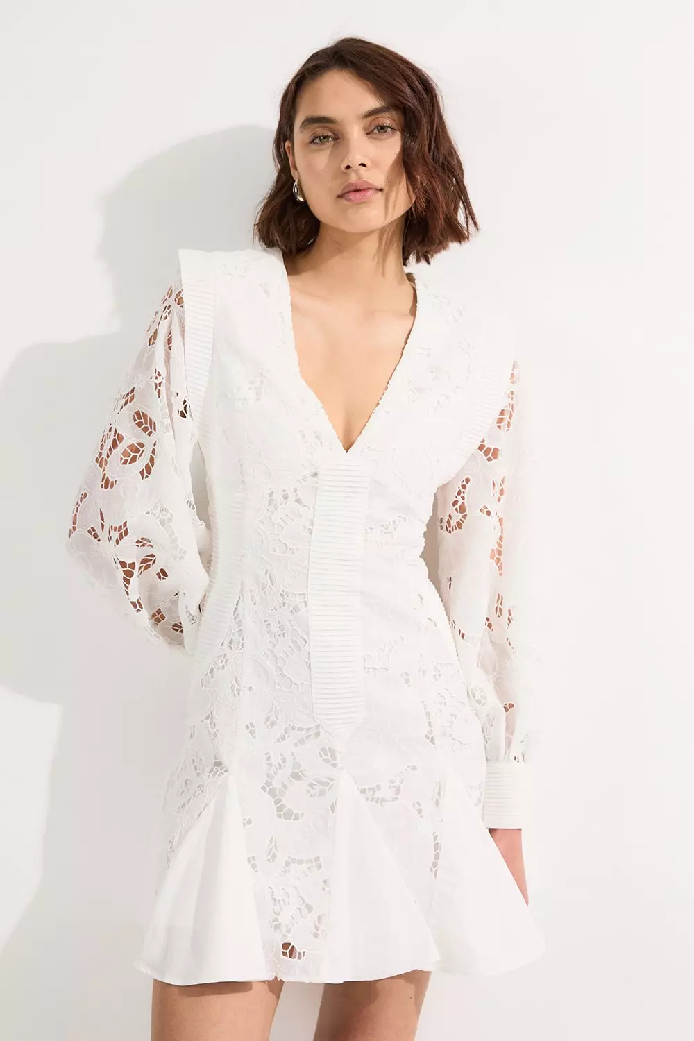 【KAREN MILLEN】カットワークドラマスリーブ織りミニドレス Cutwork Eyelet Drama Sleeve Woven Mini Dress | Karen Millen