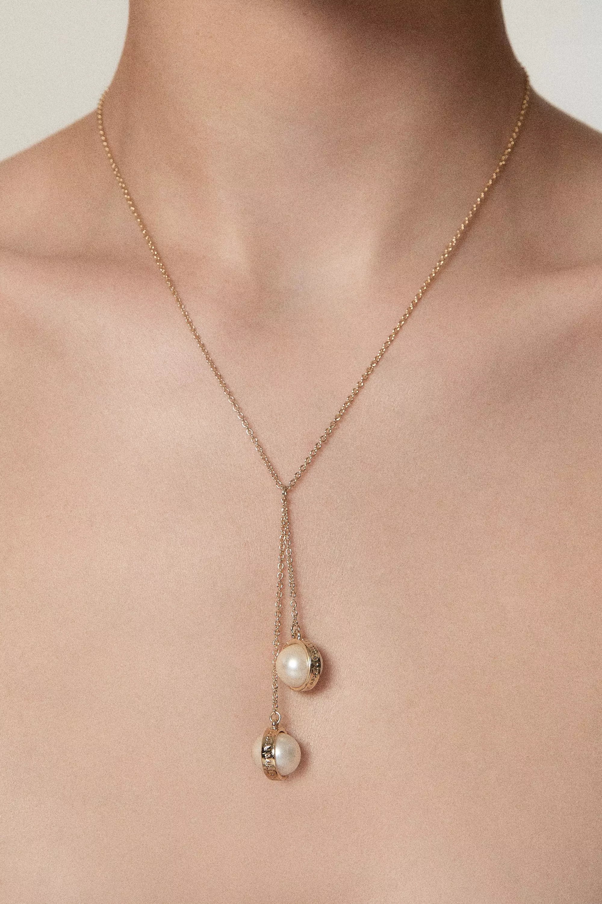 関税込 特価/完売前に【KAREN MILLEN】パール ドロップ Necklace 14kt Gold Plated Logo Pearl Double Drop Necklace | Karen Millen