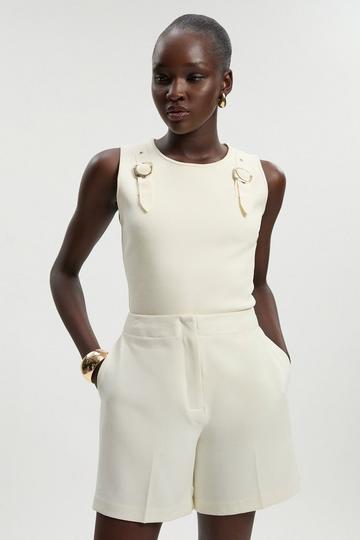 Compact Essential Tailored City Short cream