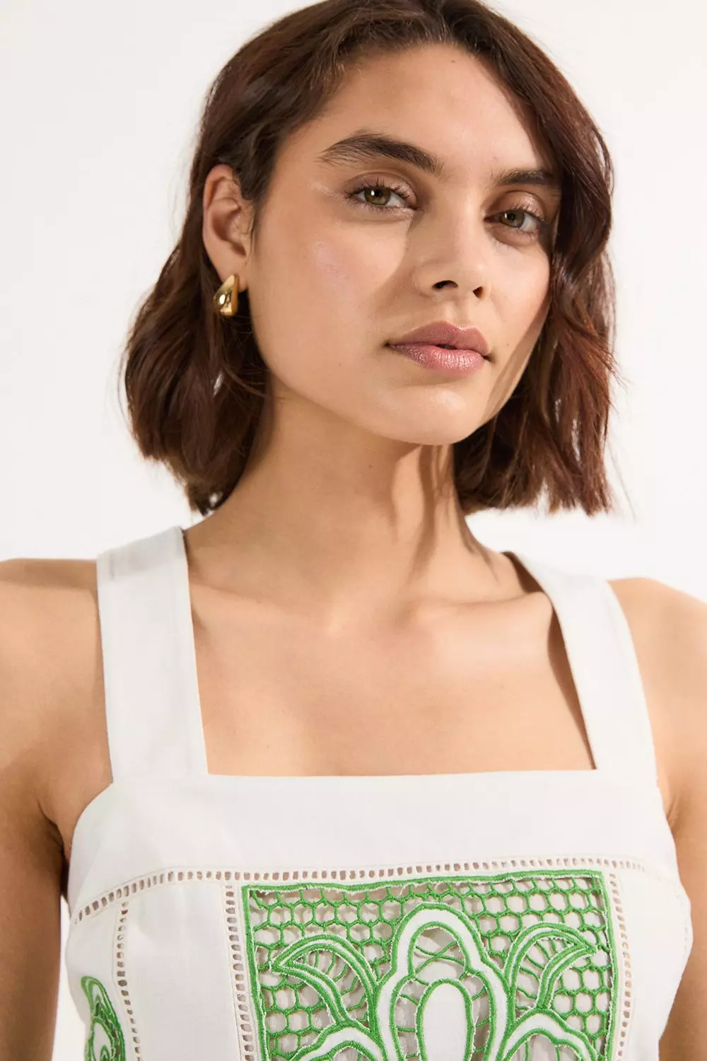 ★Karen Millen★ カットワーク刺繍フリル織りストラップトップ Cutwork Embroidered Ruffle Woven Strappy Top | Karen Millen