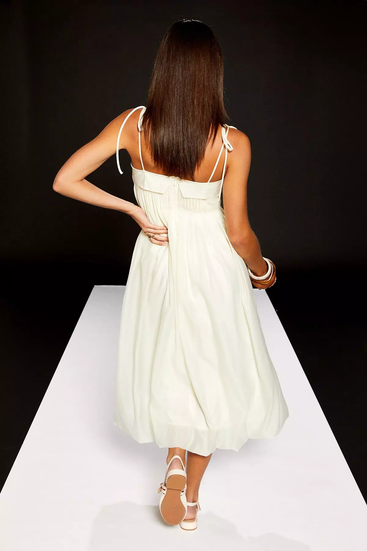 ★RAIVE★ Unbalanced Strap Long Dress in White VW4MO22001 Unbalanced Strap Long Dress in White VW4MO220-01 - 레이브